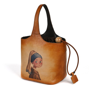 Sac seau Ando en cuir de vachette véritable pour femme, imprimé portrait, avec poignée supérieure et bandoulière - Product Image 3