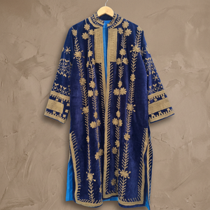 Manteau long en velours bleu marine fait main sur mesure, avec des motifs floraux dorés et des appliques géométriques - Product Image 6