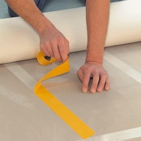 Ruban adhésif double face en tissu jaune amovible sans résidu pour la pose et la fixation de tapis et moquettes, idéal pour le bordage des tapis