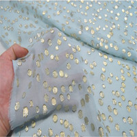 Tissu jacquard métallique en soie lurex bleu clair avec motif à pois brillants pour robe et châle féminins élégants