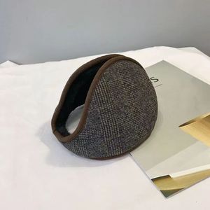 Cache-oreilles d'hiver pour hommes en peluche avec motif quadrillé gris, café, noir – Protection thermique pour l'hiver - Product Image 3