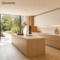 Cuisine Modulaire Personnalisée Haut de Gamme pour Projet Hôtelier et d'Appartement avec Portes en Bois, Plan de Travail en Quartz et Îlot de Rangement OEM