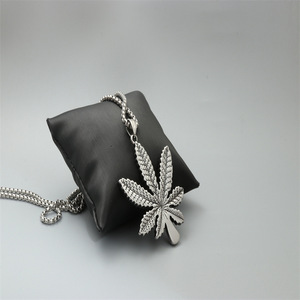 Yunnique – collier avec pendentif en forme de feuille, en acier inoxydable, bijoux unisexes à la mode, cadeau - Product Image 3