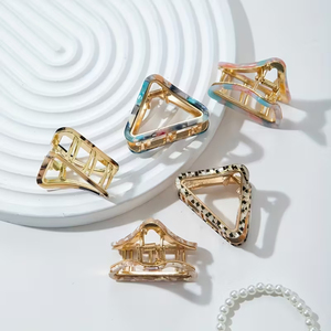 กิ๊บติดผมโลหะรูปสามเหลี่ยมลายเสือดาวแบบใหม่สำหรับผู้หญิงเกาหลี สไตล์เรียบหรู ขนาดเล็ก เหมาะสำหรับมัด<span class=keywords><strong>ผม</strong></span><span class=keywords><strong>ครึ่ง</strong></span><span class=keywords><strong>หัว</strong></span> - Product Image 1