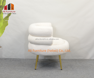 Poltrona Moderna di Lusso con Dettagli in Pelliccia Sintetica Bianca e Gambe in Metallo Dorato, Design a Schienale Stratificato per Soggiorno, Caffetteria e Arredamento <span class=keywords><strong>Boudoir</strong></span> - Product Image 4