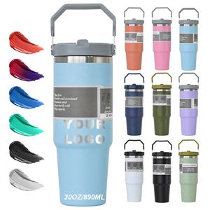 Botella de agua aislada de acero inoxidable de doble pared con logotipo personalizado, vaso de 20oz/30oz con asa y tapa con pajita. - Product Image 1