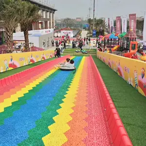 Szenischer Bergspiel-Spielplatz Freizeitpark Regenbogen-Rutsche freiluft-Kinder-Kunststoffrutsche zu verkaufen