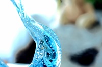 Objet d'art contemporain en verre soufflé rose, sculpture musicale abstraite faite à la main avec des formes fluides pour la décoration de maison de luxe