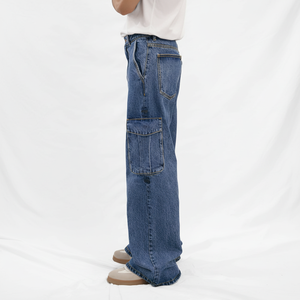 กางเกงยีนส์ทรงขาบานมีกระเป๋าคาร์โก้ สีน้ำเงินเดนิม - Product Image 1