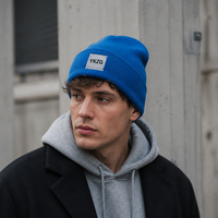 Minimalistische zwarte gebreide beanie met aangepaste logo patch, luxe warme wintermuts, gebreide schedelmuts, geribbelde muts, groothandel leverancier