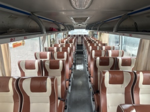 Autobús de Pasajeros Usado con Aire Acondicionado, 49 Asientos, Distribución 2+2, Puerta Central, Asientos de Cuero - Product Image 4