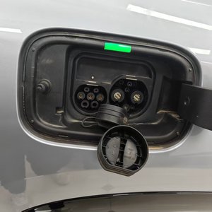 Le véhicule hybride Nezha L 2024 offre une autonomie de 350 km et une autonomie combinée de 1350 km pour les voitures d'occasion. - Product Image 6