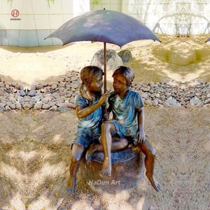 Jardin extérieur grandeur nature Bronze garçon et fille avec parapluie Statue - Product Image 4