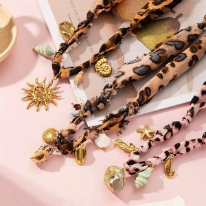 Vente en gros de collier à breloques multiples en alliage tendance avec cœur et fleur collier à breloques personnalisé avec bandana pour l'été - Product Image 5
