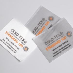 Etiqueta de tela de poliéster impresa Premium con logotipo e instrucciones detalladas de lavado para vestidos - Product Image 1