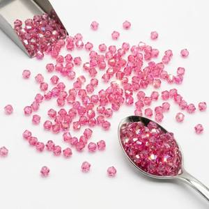 Strass à coudre Premium Rose Clair 4mm Facetté à dos plat, Haute Brillance, Écologique, Durable, Forme Diamant pour Robe de Haute Couture en Verre - Product Image 1