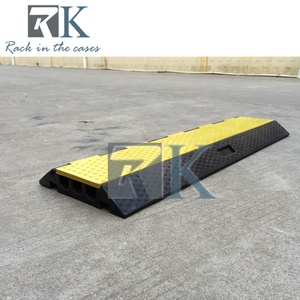 Rampe de protection de câbles robuste à prix abordable avec rebord jaune, en vente - Product Image 5