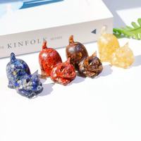 Figurine de chat en résine faite à la main avec incrustation de pierres précieuses concassées, statue de chaton mignonne pour la décoration intérieure, cadeau de bureau, ornement en gros