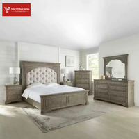 Lit double vintage style campagne américaine en bois massif sculpté, finition cire blanche, avec dossier haut pour chambre à coucher
