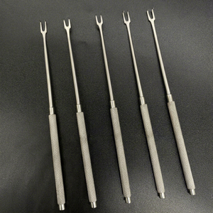 Écarteur cutané double crochet en acier inoxydable Joseph Skin pour la chirurgie plastique, la dermatologie et les procédures chirurgicales générales - Product Image 1