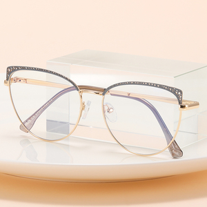 <span class=keywords><strong>Gafas</strong></span> de aleación de lectura <span class=keywords><strong>con</strong></span> <span class=keywords><strong>filtro</strong></span> de luz <span class=keywords><strong>azul</strong></span> para mujer, anteojos para <span class=keywords><strong>presbicia</strong></span> femeninos, montura de ojo de gato ahuecada única, a la moda, 82028 - Product Image 3