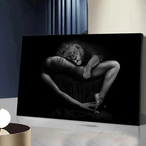 Quadro su Tela Astratto in Bianco e Nero con Donna Sexy e Leone, <span class=keywords><strong>Poster</strong></span> e Murales per Decorazione <span class=keywords><strong>Camera</strong></span> <span class=keywords><strong>da</strong></span> <span class=keywords><strong>Letto</strong></span>, Dipinto in Porcellana Cristallina - Product Image 1