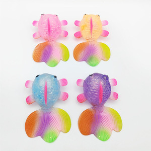 Juguete de pez koi colorido y blandito con cola arcoíris y cuerpo brillante para niños, para jugar y aliviar el estrés. - Product Image 5
