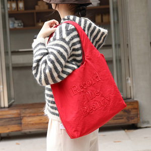 Sac fourre-tout décontracté coréen en velours doux, grand sac à bandoulière en nylon brodé de lettres tendance pour femme - Product Image 4