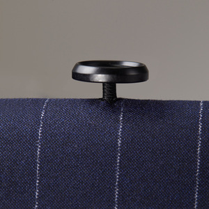 Abito da uomo <span class=keywords><strong>doppiopetto</strong></span> a righe blu scuro, di alta qualità, morbido e fluido, per occasioni formali. - Product Image 4