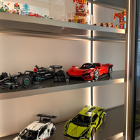 Vitrine de luxe moderne pour figurines d'anime, conception personnalisée en acrylique et verre avec éclairage LED pour la décoration de la maison