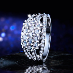 Anello da Donna a Tre File con Taglio Rotondo Scintillante, Elegante Gioiello Regolabile in Lega, Stile Moderno - Product Image 6