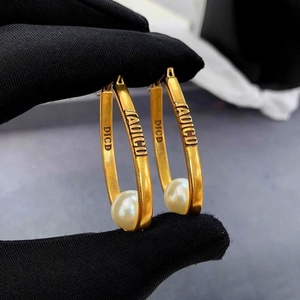 Pendientes de Perlas en Forma de U Retro para Mujer, Aros de Oreja de Lujo de Alta Gama con Círculos Grandes, Venta al por Mayor - Product Image 3