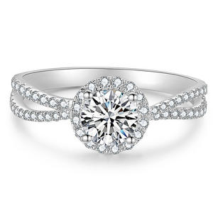 Anello di Fidanzamento Classico da Donna Q550 con Diamante Sintetico Taglio Brillante Rotondo e Fascia Halo con Pietre Laterali - Product Image 2