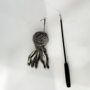 Varita de Juguete para Gatos con Pelo Natural de Conejo y Mango Telescópico Súper Largo, Perfecta para Jugar Interactivamente a Distancia con tu Amigo Felino - Product Image 3