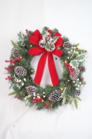 24 Zoll PVC Traditioneller DIY Künstlicher Weihnachtskranz für Außentür Feiertagsdekoration Rote Schleife Beeren Tannenzapfen Wanddekoration