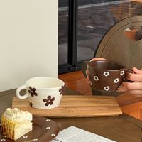 Tasse à café en céramique à motif floral dessiné à la main, faite à la main, irrégulière, à large ouverture, pour le petit-déjeuner, le lait et les boissons chaudes