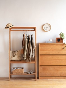 Perchero de pie minimalista japonés de roble macizo rojo para dormitorio - Product Image 1