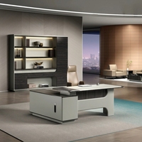 Bureau de direction moderne de luxe en bois, bureau de patron sur mesure avec bande LED et prise de courant intégrée