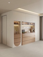 Buffet moderne en crème avec design incurvé, meuble de salle à manger sur toute la longueur de la pièce avec étagères de présentation
