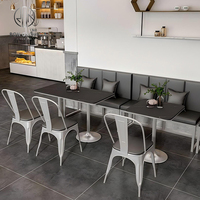 Ensemble de meubles de restaurant moderne, tables carrées en marbre avec pieds en métal argenté, chaises de café en cuir pour usage commercial