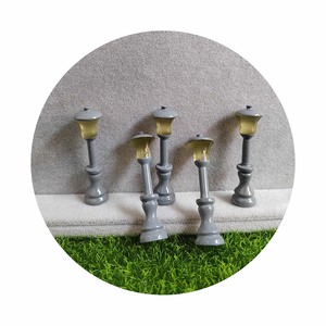 Lot de 100 mini lampadaires gris en plastique pour maquettes de trains et modèles réduits de villes - Product Image 1