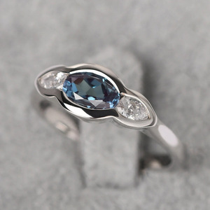 Anello geometrico con cornice ovale per donna, accessori minimalisti ed eleganti per l'uso quotidiano - Product Image 2