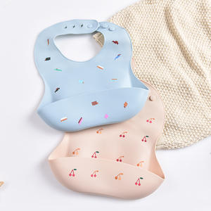 Bavoirs d'alimentation en silicone pour bébé de qualité alimentaire, confortables et souples, sans BPA, motif imprimé, vente en gros - Product Image 3