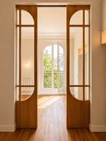 Porte coulissante encastrée de style français CBMmart, luxe sur mesure, en chêne clair avec verre dépoli, style français.
