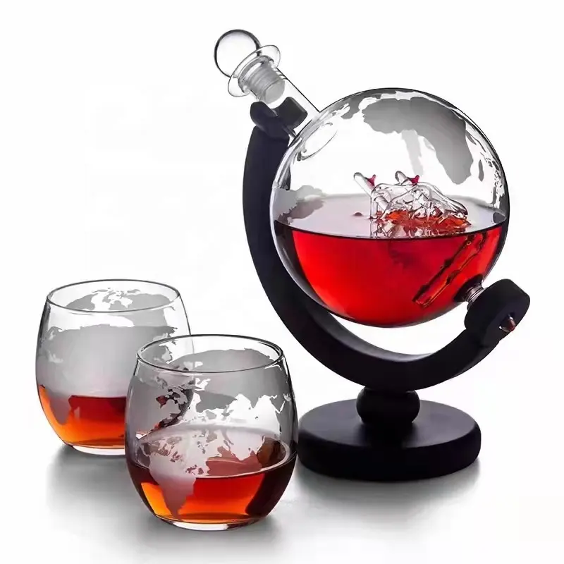 Amazon Hot Bán Handmade Whiskey Decanter Globe Glass Decanter Bên Trong Với Thiết Kế Tàu Với Gỗ Cơ Sở Với 2 Ly