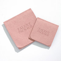 Pochette en velours microfibre Talent 8x8cm avec rabat et fermeture boutonnée, portable pour emballage de colliers, bagues et bijoux – Exclusif