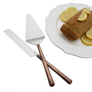 Couteau à gâteau élégant en métal avec poignée raffinée, écologique et compatible lave-vaisselle, idéal pour mariages, anniversaires et événements haut de gamme - Product Image 1