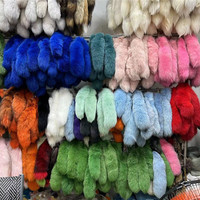 Vente en gros d'usine Les femmes adorent les porte-clés en vraie fourrure de renard Porte-clés de luxe pour femmes Fourrure de renard teinte bleu rouge rose blanc Porte-clés innovant