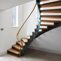 Escalier en bois massif à double poutre en acier personnalisé 2026 avec garde-corps en câble et construction durable pour usage intérieur