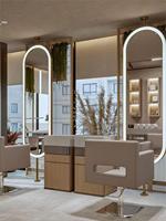 Miroir de salon ovale pleine longueur avec cadre doré, argenté et noir, et bande de connexion au pilier du plafond